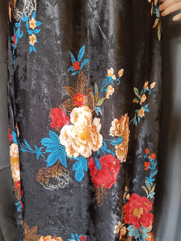 Lang satijnen jurk, zwart met print – photo 5